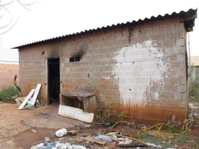 Casa abandonada &eacute; atingida por inc&ecirc;ndio no Bairro Nova Campo Grande
