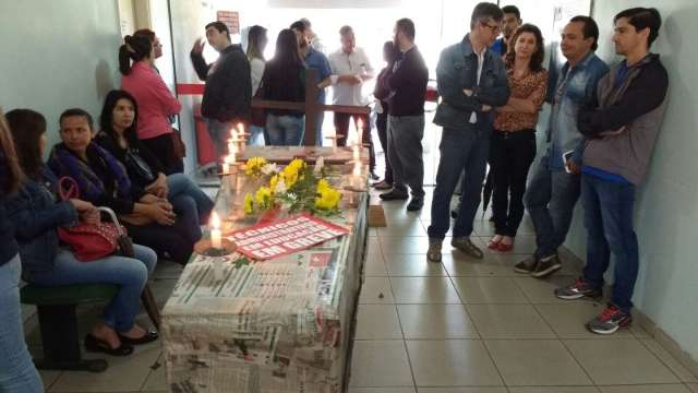Em greve h&aacute; tr&ecirc;s meses, servidores da UFGD fazem &ldquo;vel&oacute;rio da educa&ccedil;&atilde;o&rdquo;