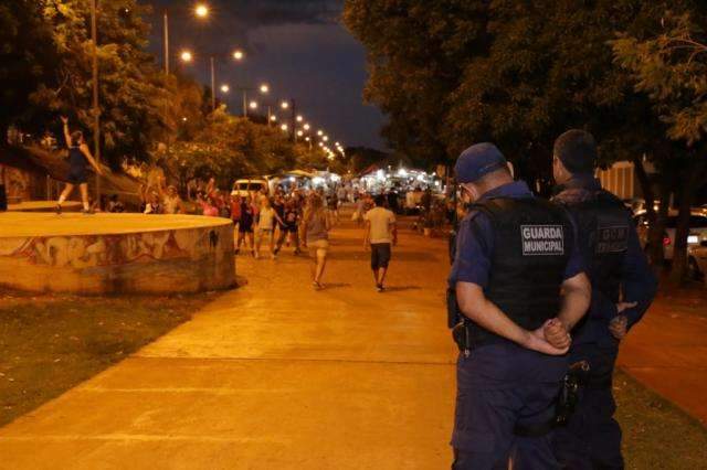 Feirantes e praticantes de esporte reclamam de v&acirc;ndalos na Orla Morena