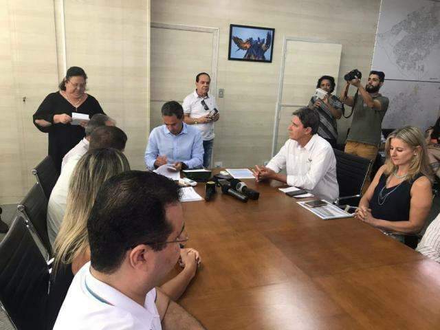 Prefeitura assina contratos de R$ 12 milh&otilde;es para recapeamento de ruas