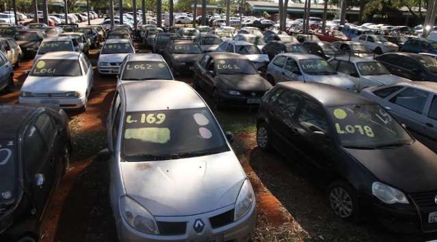 Detran poder&aacute; leiloar cerca de 2,7 mil ve&iacute;culos apreendidos
