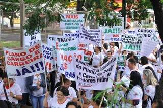 Protesto ocupa calçada da Avenida Afonso Pena. (Foto: Alcides Neto)