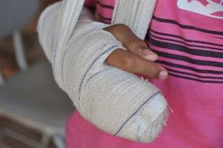 Dois dos cinco dedos de uma das mãos foram quebrados (Foto: Marcelo Calazans)