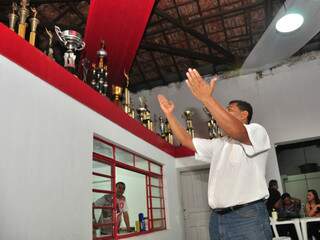Presidente da Igrejinha mostra troféus, ainda com um faltando. (Foto: João Garrigó) 