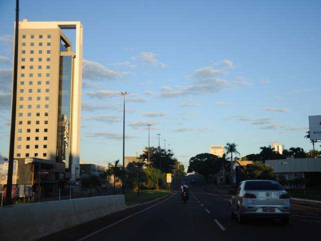 Domingo amanhece com tempo fresco, mas m&aacute;xima no Estado chega aos 33&deg;C