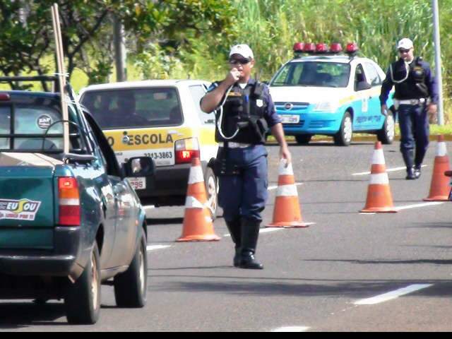  Blitz no bairro Cabre&uacute;va multa 54 condutores e recolhe 18 ve&iacute;culos