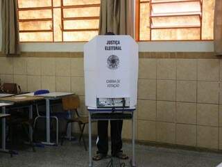 Urna eletrônica na Escola Thomaz Girardeli, no Dom Antônio; votação teve 1,79% das urnas substituídas. (Foto: Paulo Francis)