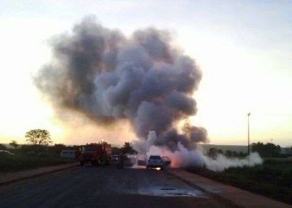 Carro com mulher e filhos &eacute; destru&iacute;do por fogo que come&ccedil;ou no motor