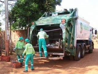 Taxa do lixo é cobrada nos carnês do IPTU; prefeitura vai autorizar desmembramento. (Foto: Marcos Ermínio/Arquivo)
