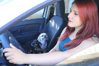 No carro de Letícia, os animais são passageiros vip&#039;s, inclusive os dela (Foto: Marina Pacheco)