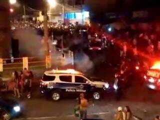 Dispersão dos foliões com bombas de gás Esquina das ruas Antônio Maria Coelho e Calógeras, no Carnaval de 2018 (Foto: Reprodução)