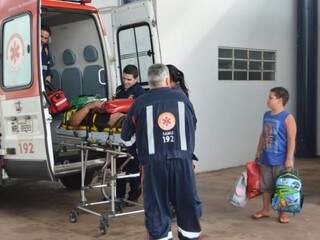 Vítima de acidente na BR-163 chega na UPA Coronel Antonino (Foto: Vanessa Tamires)