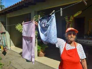 Ela lava roupa todos os dias (Foto: Simão Nogueira)