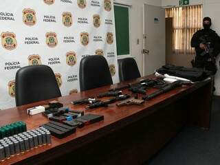 Armas apreendidas durante a operação da PF (Foto: divulgação/Polícia Federal)