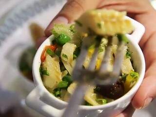 Sabor português no fim de ano, aprenda a fazer uma salada de bacalhau
