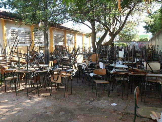 Prefeitura &#039;pega carona&#039; e compra mesas e cadeiras por R$ 2,3 milh&otilde;es