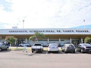 Aeroporto de Campo Grande teve pista interditada por quase 3h em decorrência de pouso de aeronave da PF (Foto: João Garrigó)
