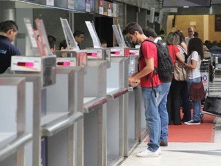 Passageiros fazendo check in no Aeroporto de Campo Grande (Foto: Marcos Ermínio)