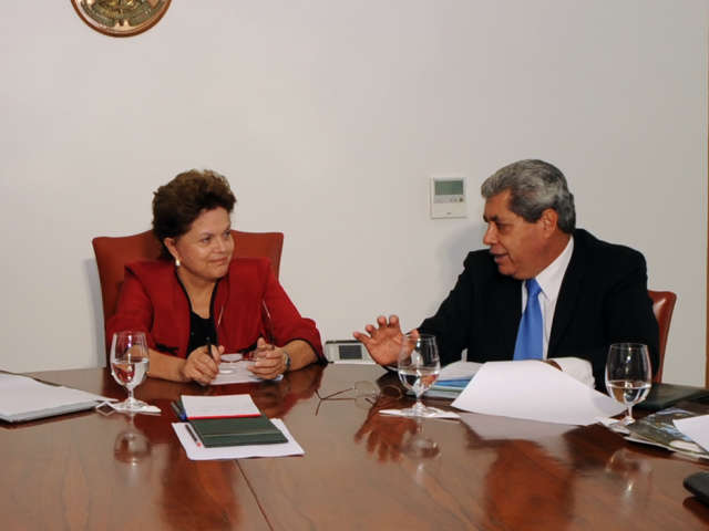 Dilma defende divis&atilde;o igualit&aacute;ria do pr&eacute;-sal, diz Andr&eacute;