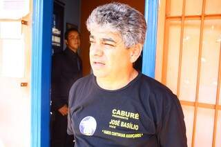 Observado por um dos 20 seguranças, Caburé conta que preside sindicato há oito anos. (Foto: Marcos Ermínio) 