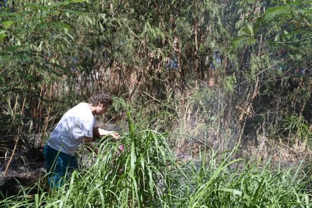 Morador usa balde para controlar inc&ecirc;ndio na Vila Ant&ocirc;nio Vendas