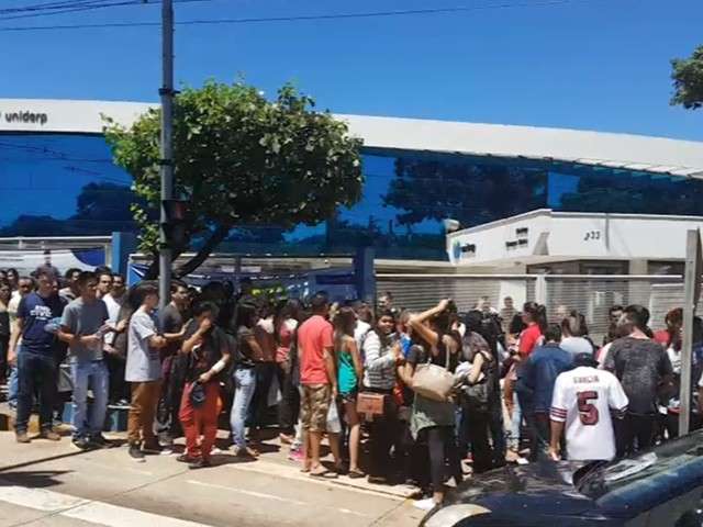 Movimenta&ccedil;&atilde;o de estudantes &eacute; intensa em local de prova do Enem