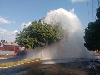 Vazamento após rompimento em tubulação aconteceu na tarde deste domingo (Foto: Direto das Ruas/Aurélio Vinicius)