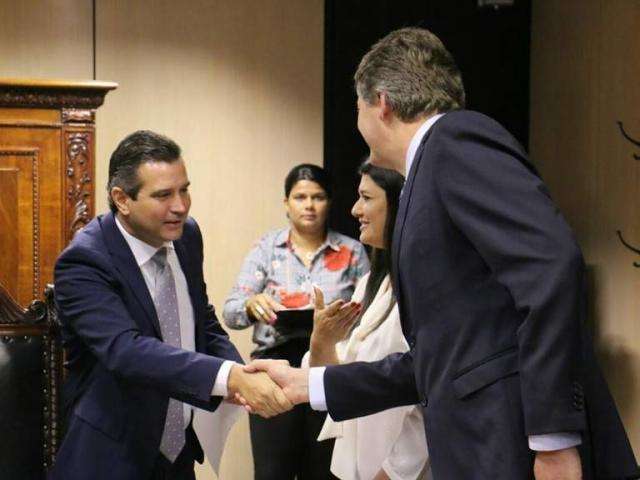 Vice governadora acompanha assinatura de acordo para projeto de ferrovia