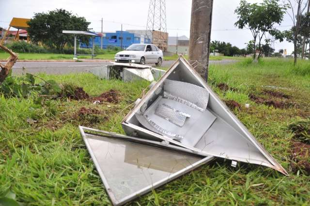 Jovem fica ferido ao bater carro contra poste na sa&iacute;da para Tr&ecirc;s Lagoas