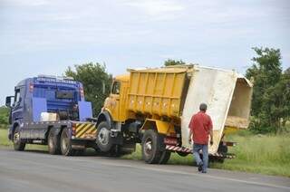O caminhão tombou, mas foi içado por um guincho (Foto: Marcelo Calazans)