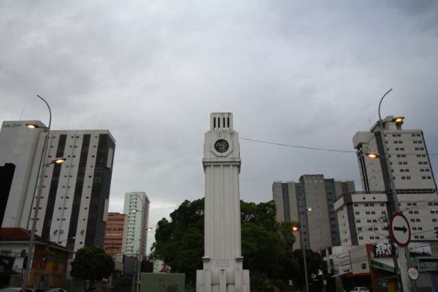 Previs&atilde;o para domingo &eacute; de calor,  pancadas de chuva e trovoadas &agrave; tarde 