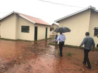 Governador vistoriou casas sob chuva em Ivinhema. (Foto: Danubia Burema/Subcom)