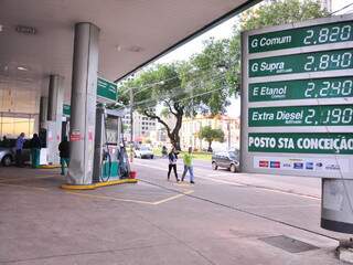 Gasolina já é vendida a R$ 2,82 em posto na avenida Afonso Pena. (Foto: João Garrigó)