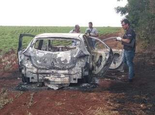 Carro usado para matar Cláudio foi incendiado  (Foto: Geisy Garnes)
