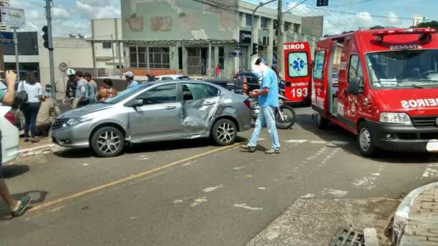 Motorista tenta convers&atilde;o irregular em cruzamento e atinge motociclista 