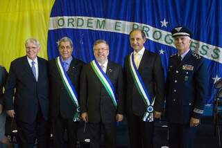 Governador posa para a foto oficial ao lado do presidente da Câmara, Marco Maia, e demais homenageados. 