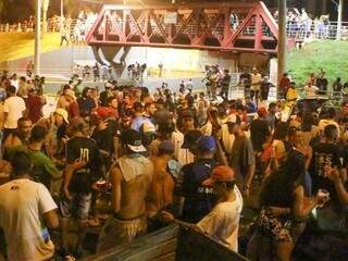 Ontem foi a 3ª noite de Carnaval de Rua e muita gente se aglomerou na Calógeras, na região da Esplanada Ferroviária (Foto: Paulo Francis) 