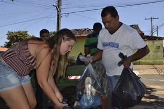 Leondas entrega doação que arrecadaram em dois dias de camapanha na rádio comunitária.
