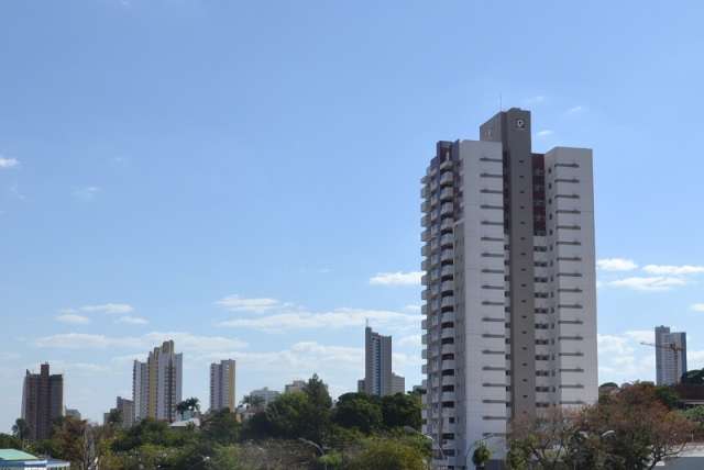 Segunda-feira de c&eacute;u aberto e vento forte em Campo Grande