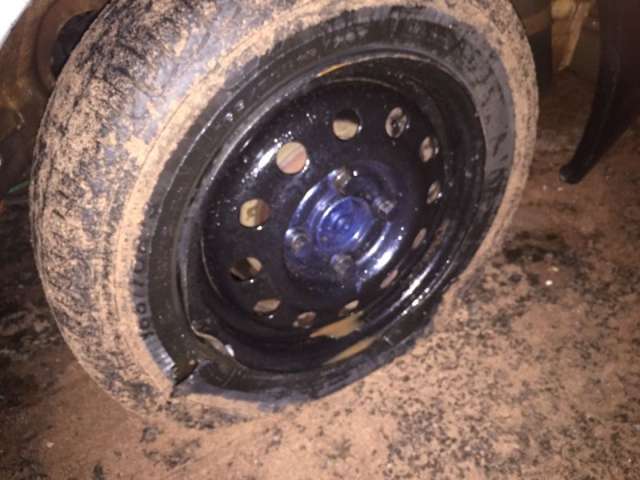 Cratera aberta em avenida escura vira armadilha e danifica 30 carros