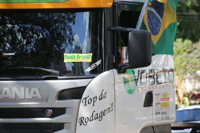 Grupo de 100 caminh&otilde;es faz carreata por ruas em protesto contra o PT