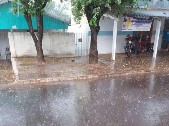Moradores de cidade do interior de MS comemoram chuva de 10 minutos