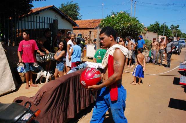 Viatura demora e vizinhos quebram caixa d&#039;&aacute;gua para apagar fogo