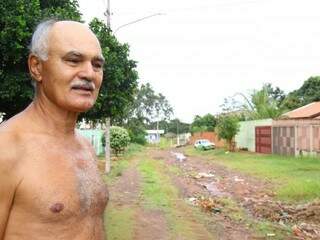 Cansados de promessas, moradores d&atilde;o &#039;jeitinho&#039; para amenizar buraqueira