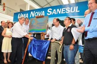 Governador André Puccinelli (PMDB) e o presidente da Sanesul, José Carlos, foram homenageados na inauguração da empresa. (Foto: Luciano Muta/Campo Grande News)