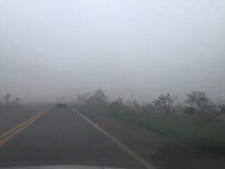 Neblina toma conta do cenário da rodovia na manhã desta terça-feira (31). (Foto: Direto das Ruas)