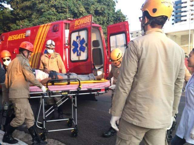 Ciclista na contram&atilde;o &eacute; atingido por carro em cruzamento no Centro 