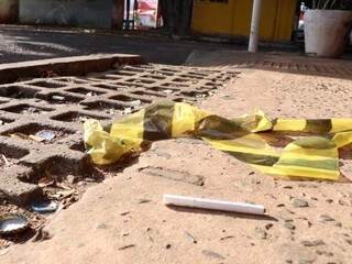 Cigarro no chão foi encontrado hoje de manhã no local onde ocorreu o crime (Foto: Henrique Kawaminami) 