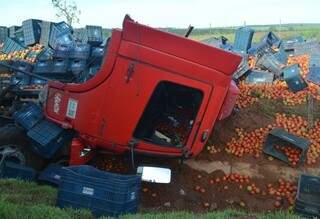 Carreta carregada com tomates caiu em valeta às margens da BR-163. (Foto: Alisson Silva/ Edição de Notícias)
