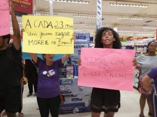 Jovem segurando cartaz que diz &quot;Minha cor não é um crime&quot; durante protesto Foto: Direto das Ruas)